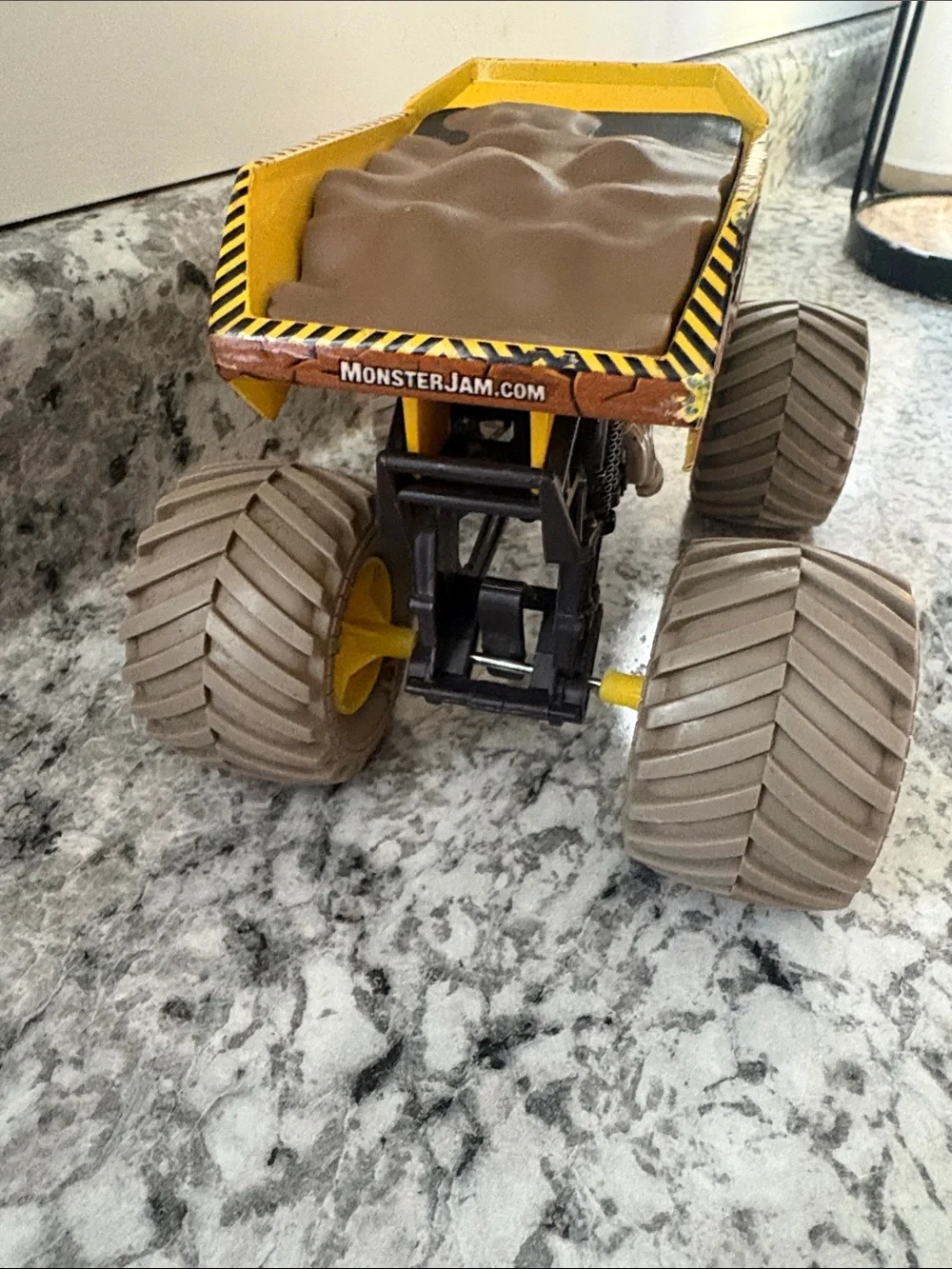 1:24 Earth Shaker Monster Jam Truck Toy